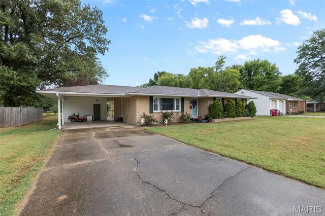 $210,000 | 918 Hawthorn Drive, Sikeston, MO 63801