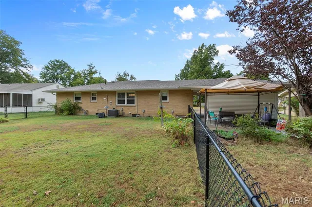 $210,000 | 918 Hawthorn Drive, Sikeston, MO 63801