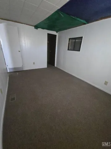 a view of empty room with window