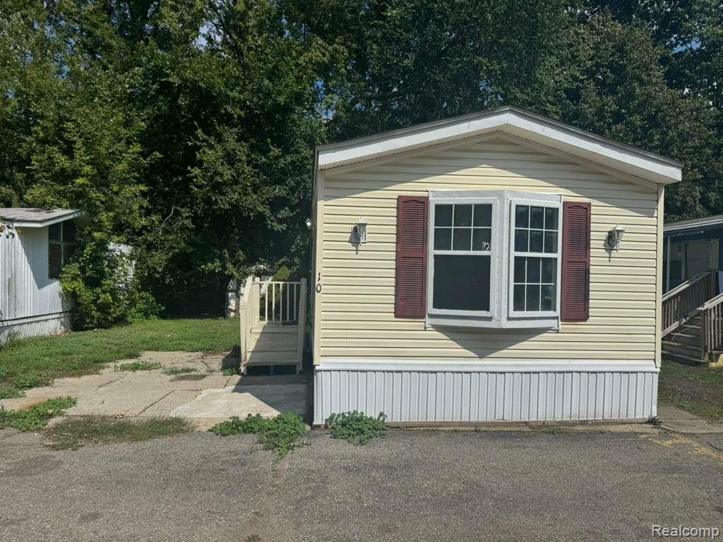 4404 Davison Road Burton, MI 48509 - Photo 2 of 17 2.jpeg