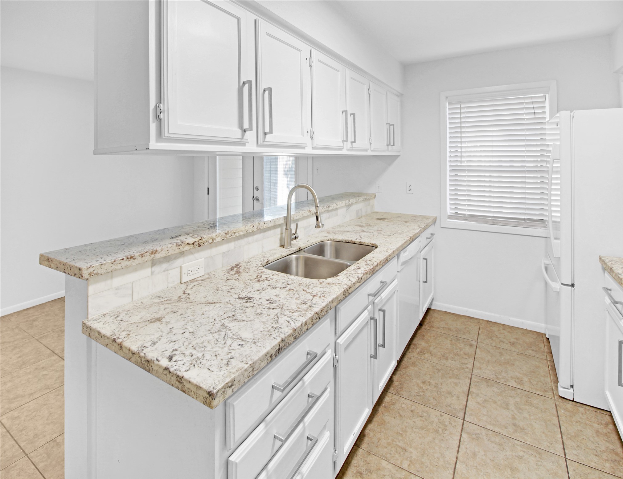 1500 Sandy Springs Road, Unit 69 Houston, TX 77042 - Photo 3 of 32 Kitchen