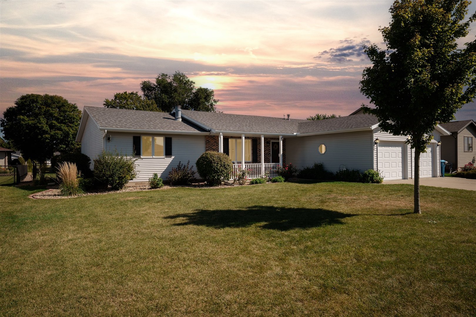 704 Franklin Way Pontiac, IL 61764 - Photo 1 of 39 a front view of a house with a yard
