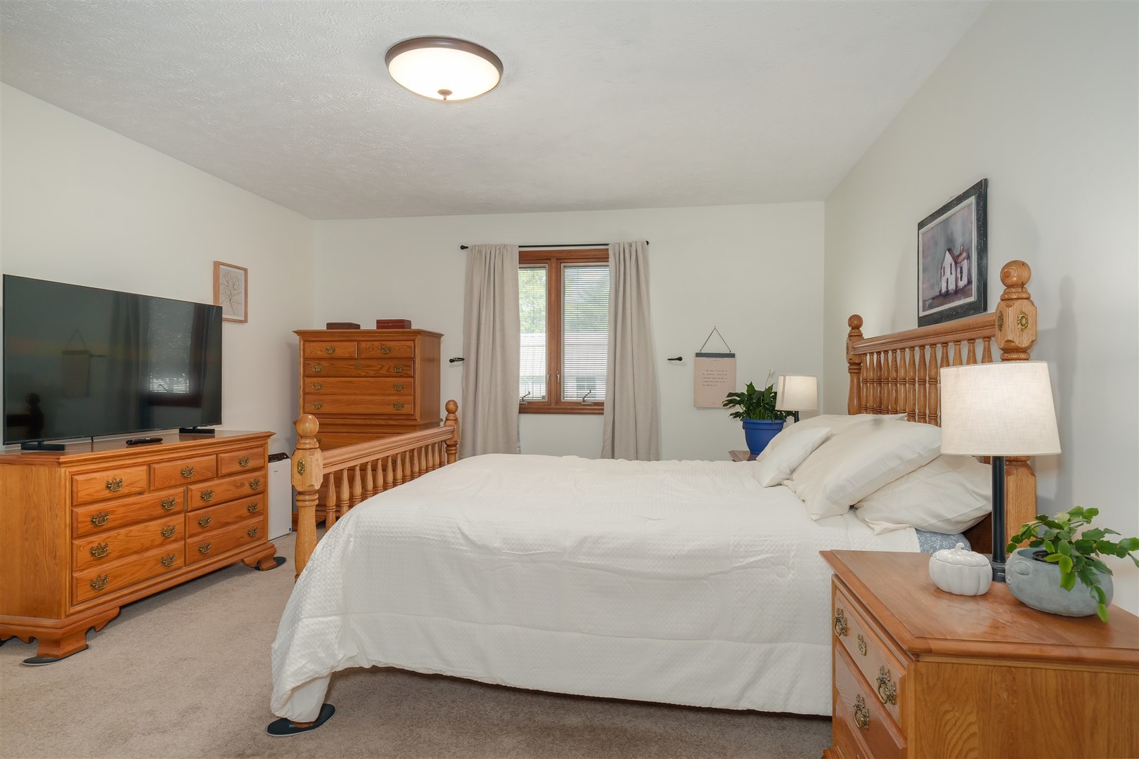 704 Franklin Way Pontiac, IL 61764 - Photo 14 of 39 a bedroom with a bed and flat screen tv
