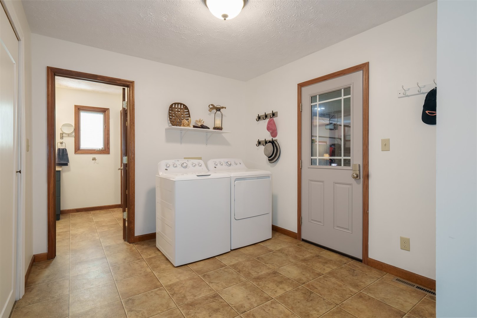 704 Franklin Way Pontiac, IL 61764 - Photo 17 of 39 a utility room with dryer and washer