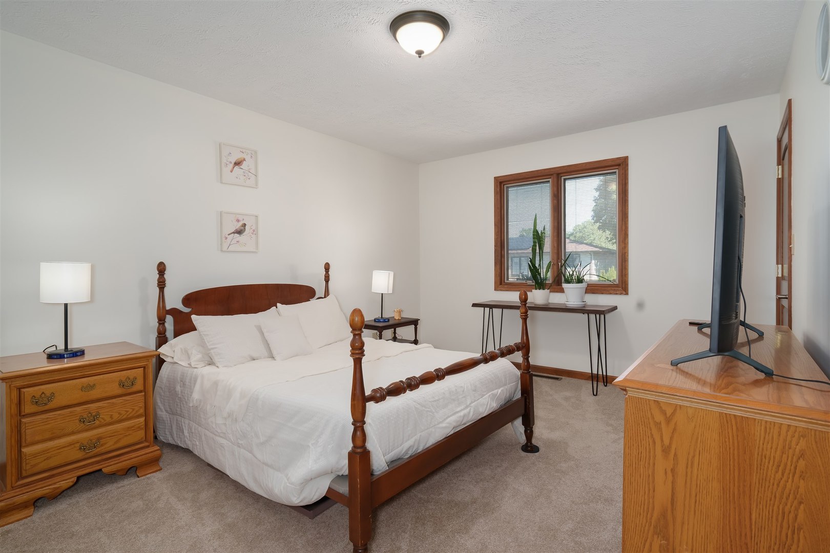 704 Franklin Way Pontiac, IL 61764 - Photo 19 of 39 a bedroom with bed and a flat tv screen on dresser