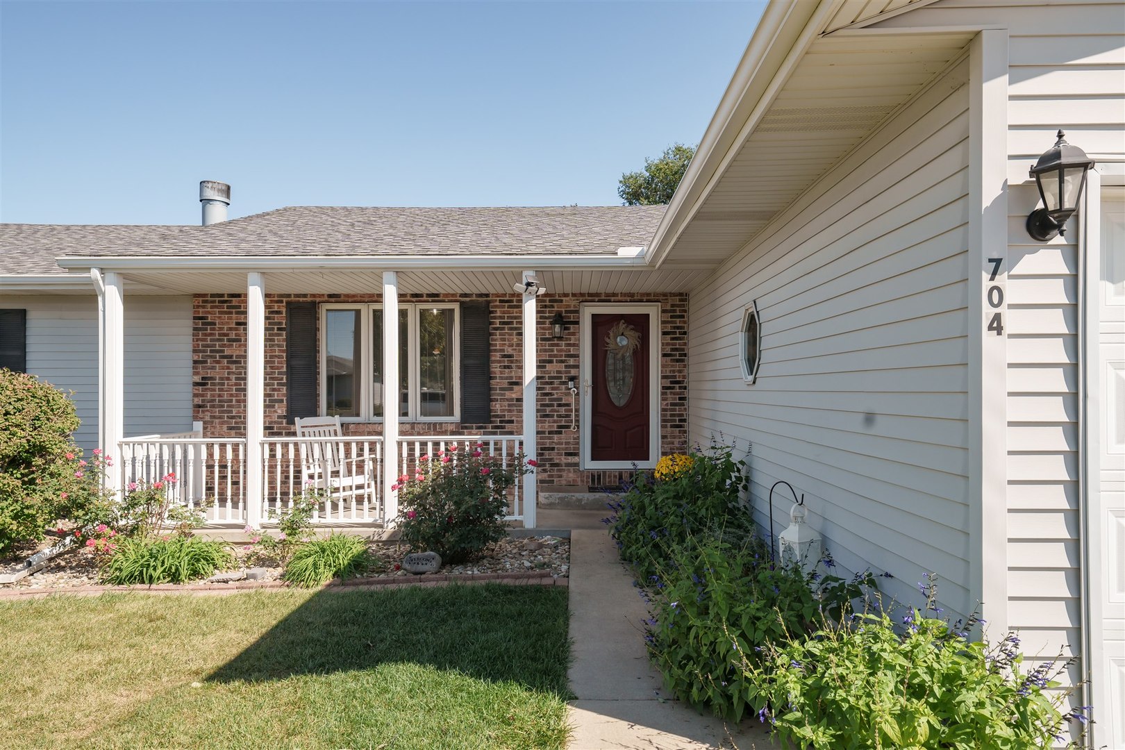 704 Franklin Way Pontiac, IL 61764 - Photo 2 of 39 a front view of a house with garden