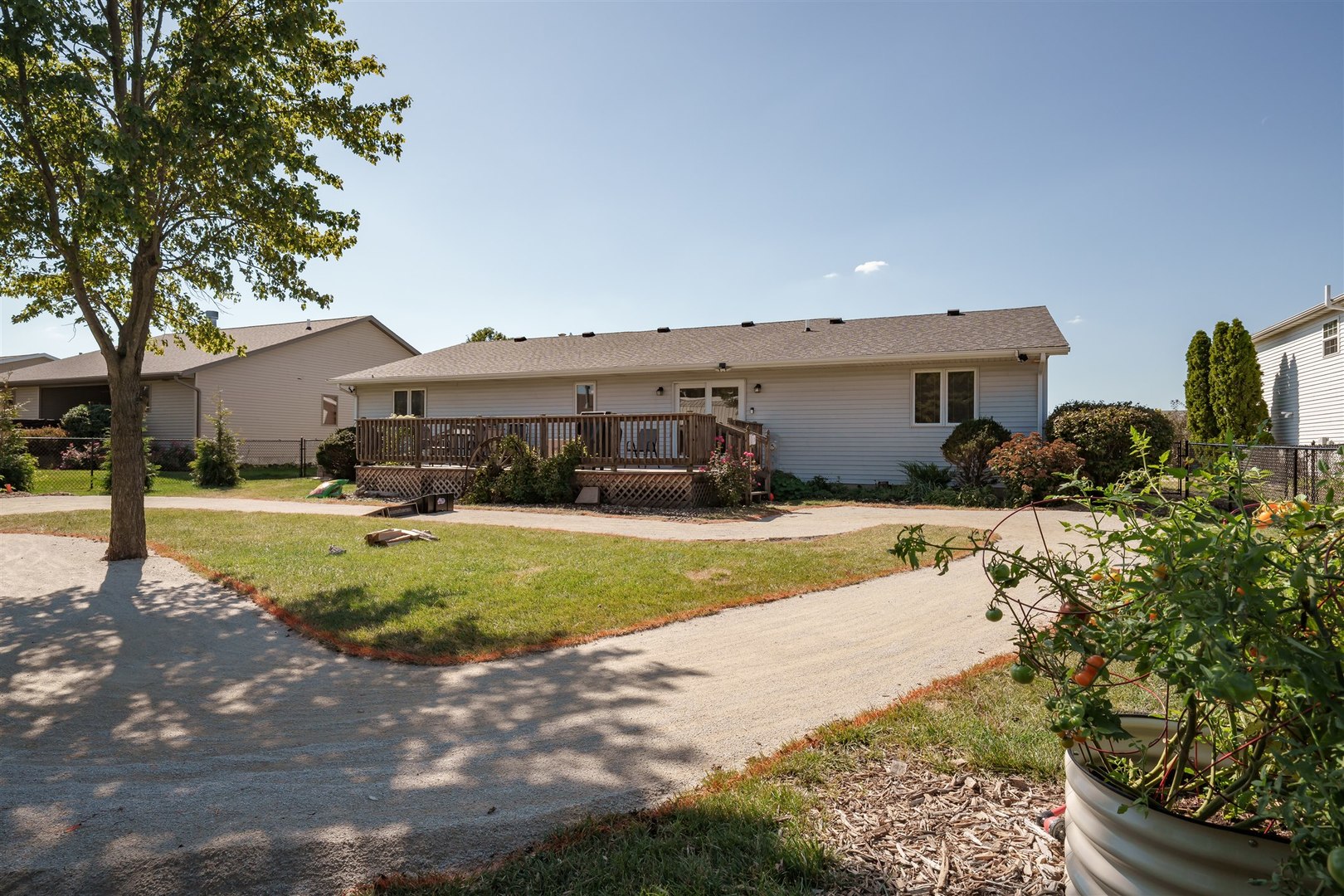 704 Franklin Way Pontiac, IL 61764 - Photo 26 of 39 a front view of a house with a yard and a garden