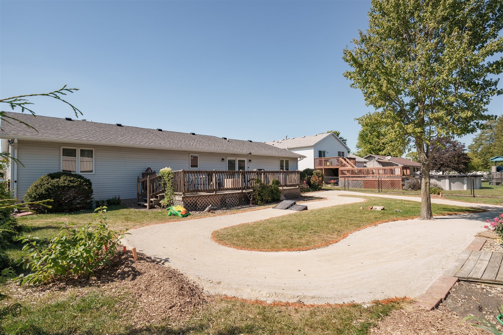 704 Franklin Way Pontiac, IL 61764 - Photo 28 of 39 a swimming pool with outdoor seating and yard