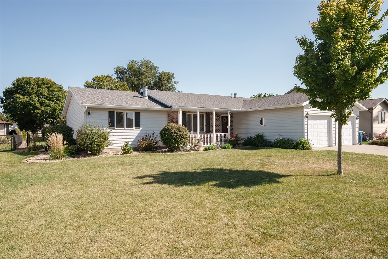 704 Franklin Way Pontiac, IL 61764 - Photo 33 of 39 a front view of a house with a yard