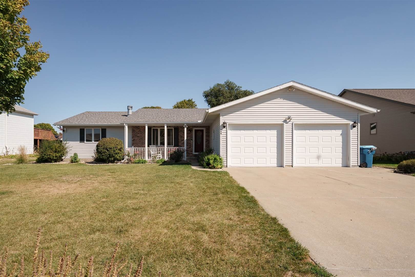 704 Franklin Way Pontiac, IL 61764 - Photo 34 of 39 a front view of a house with a garden