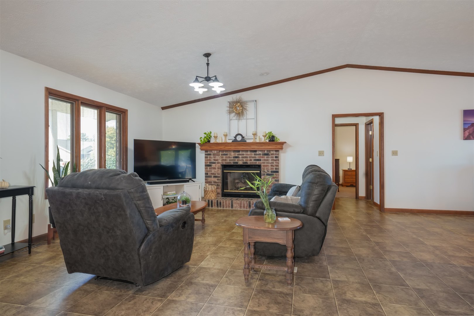 704 Franklin Way Pontiac, IL 61764 - Photo 4 of 39 a living room with furniture and a flat screen tv