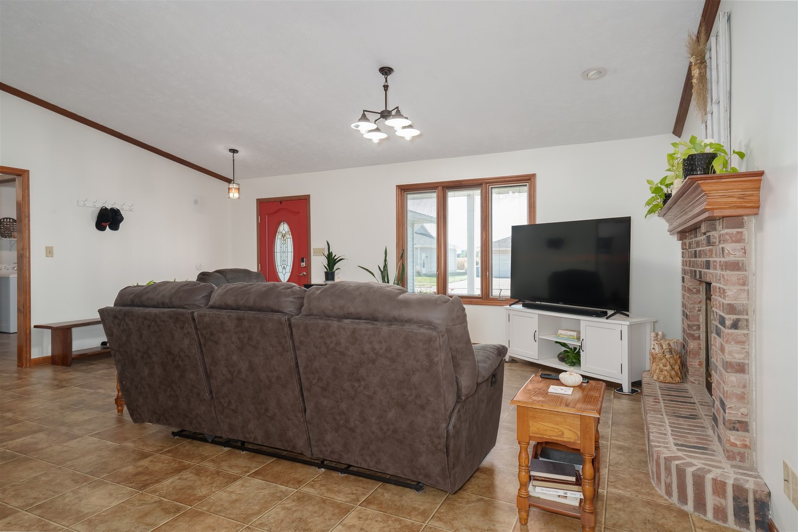 704 Franklin Way Pontiac, IL 61764 - Photo 5 of 39 a living room with furniture and a flat screen tv