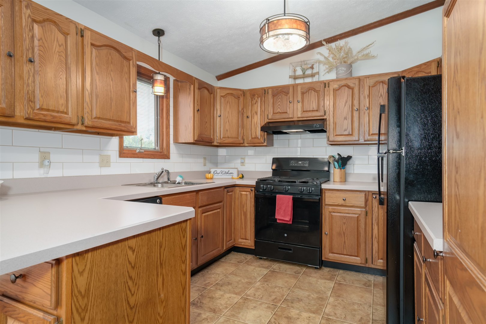 704 Franklin Way Pontiac, IL 61764 - Photo 9 of 39 a kitchen with granite countertop a refrigerator stove top oven and sink