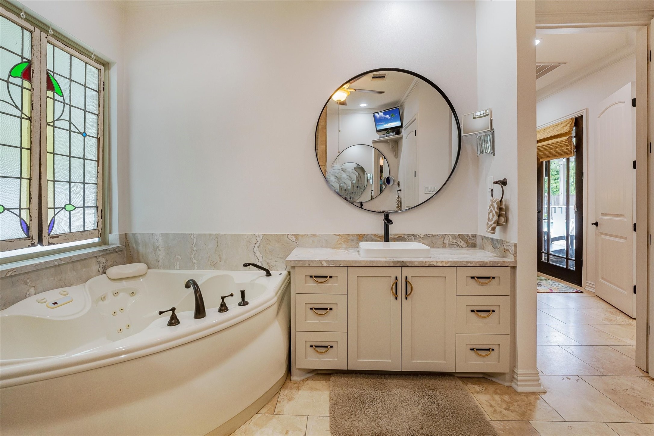424 West 32nd Street Houston, TX 77018 - Photo 31 of 50 Primary bath dual vanities, soaking / jetted tub.
