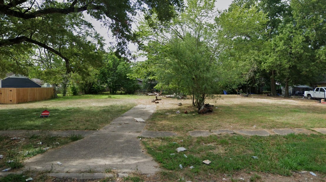 5830 Pershing Street Houston, TX 77033 - Photo 1 of 2 a view of a park with a tree