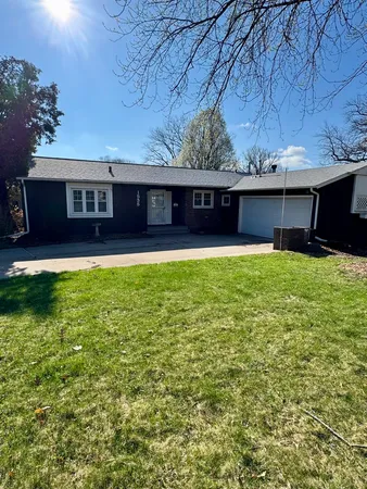 $1,600 | 1535 Monterey Court, Bettendorf, IA 52722