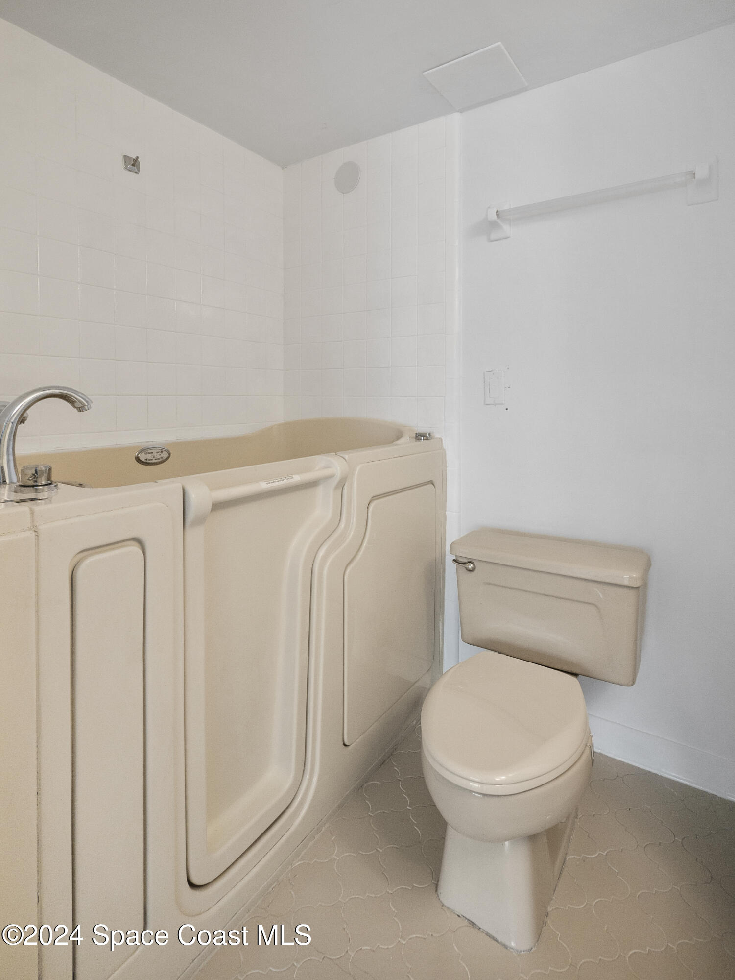 1155 Reef Road, Unit B6 Vero Beach, FL 32963 - Photo 14 of 24 Bathroom 2