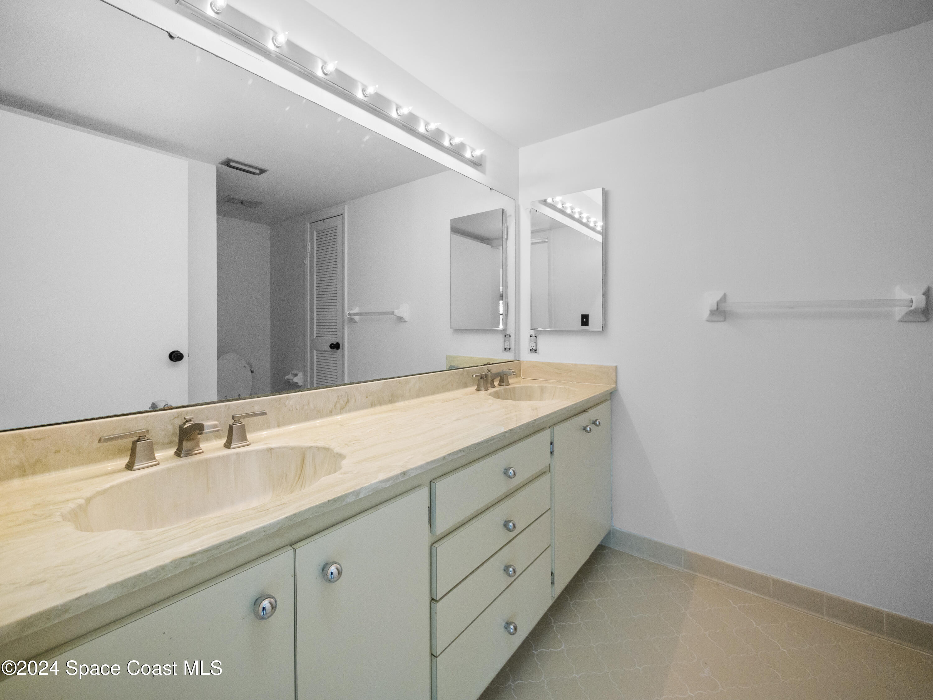 1155 Reef Road, Unit B6 Vero Beach, FL 32963 - Photo 8 of 24 Master Bath 1
