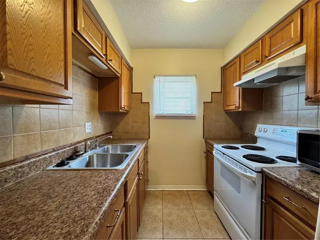 $1,300 | 250 Rosery Road Northwest, Unit 206, Largo, FL 33770