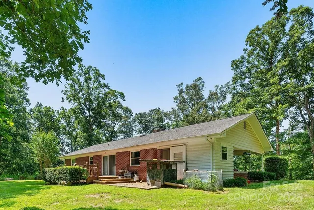 a view of a yard in front of house