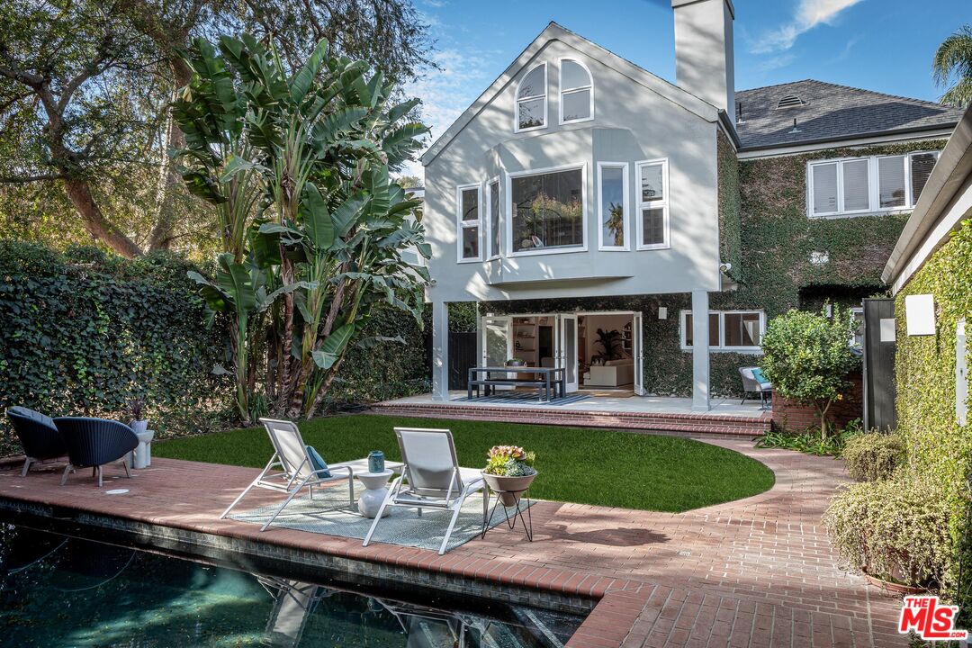 4216 Woodcliff Road Sherman Oaks, CA 91403 - Photo 48 of 56 a view of a patio with table and chairs and potted plants