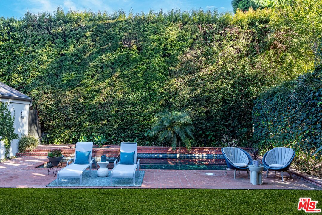 4216 Woodcliff Road Sherman Oaks, CA 91403 - Photo 49 of 56 a view of a backyard with sitting area