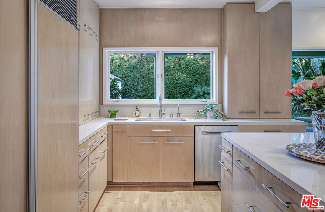 4216 Woodcliff Road Sherman Oaks, CA 91403 - Photo 8 of 56