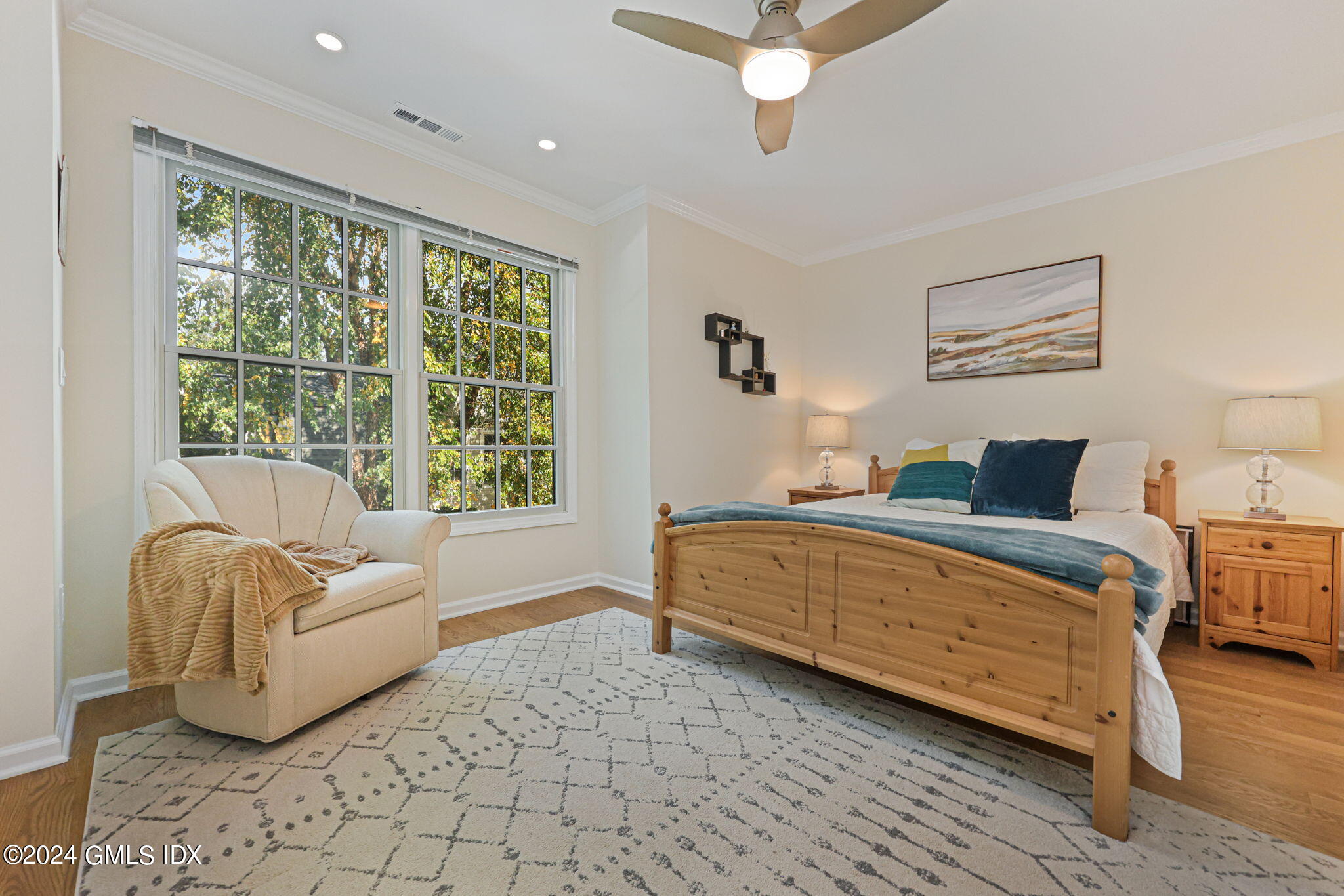 48 Spring Street, Unit 8 Greenwich, CT 06830 - Photo 21 of 24 a spacious bedroom with a bed and a couch