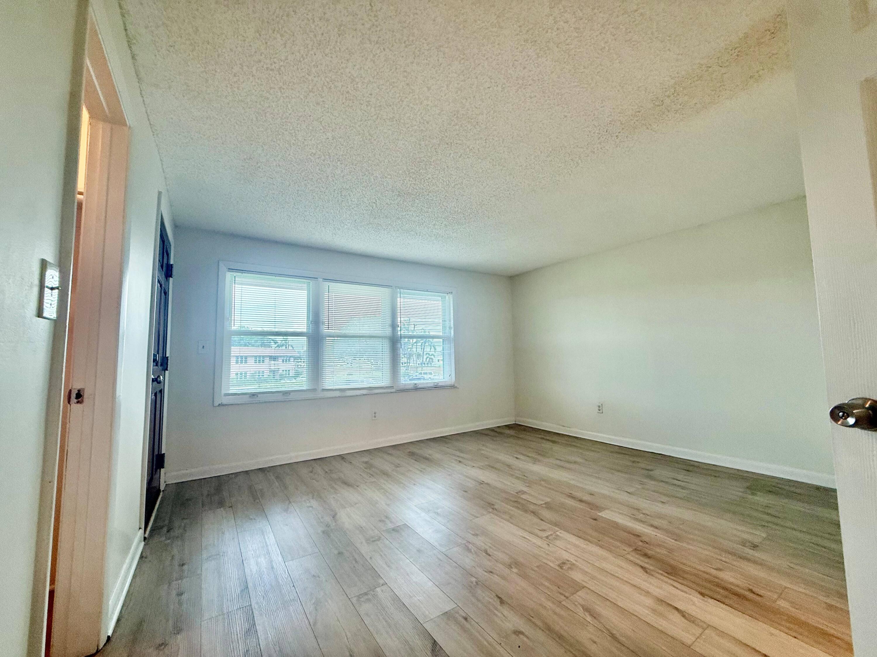 329 Gulfstream Road Dania Beach, FL 33004 - Photo 7 of 20 WhatsApp Image 2026-08-27 at 21.50.25 (4