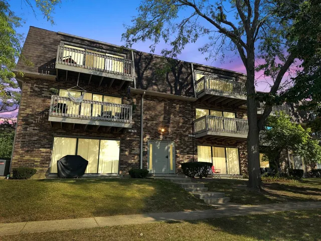 $2,100 | 209 West Ct Of Shorewood, Unit 3A, Vernon Hills, IL 60061