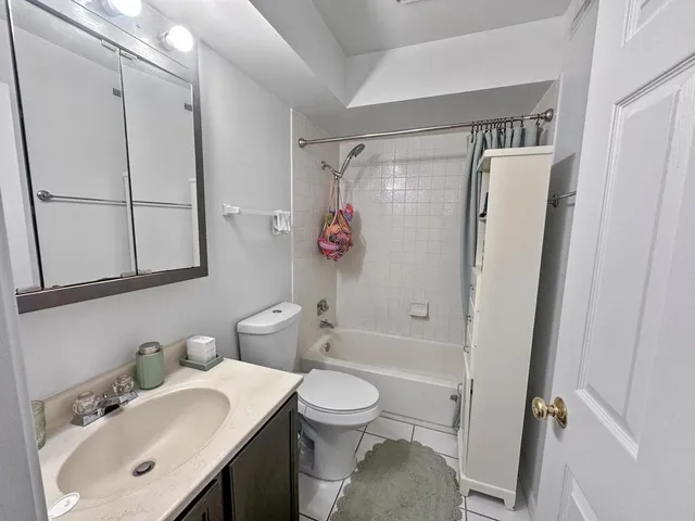 $2,100 | 209 West Ct Of Shorewood, Unit 3A, Vernon Hills, IL 60061