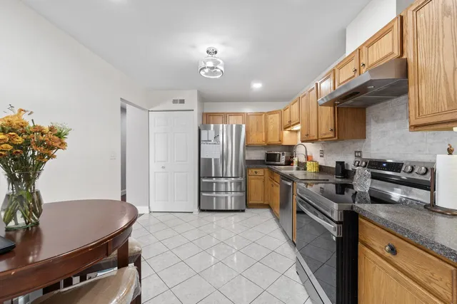 $390,000 | 430 Swan Court, Deerfield, IL 60015