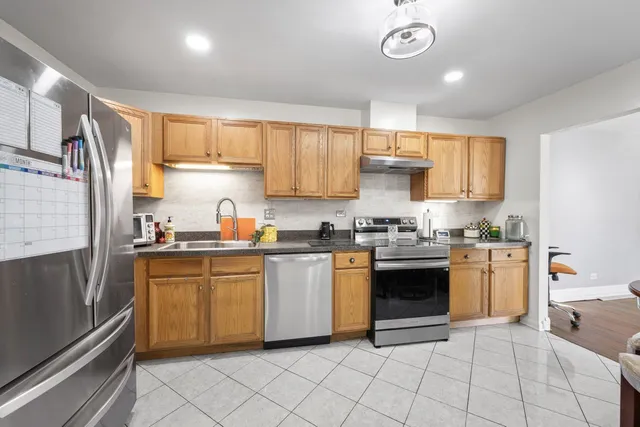 $390,000 | 430 Swan Court, Deerfield, IL 60015