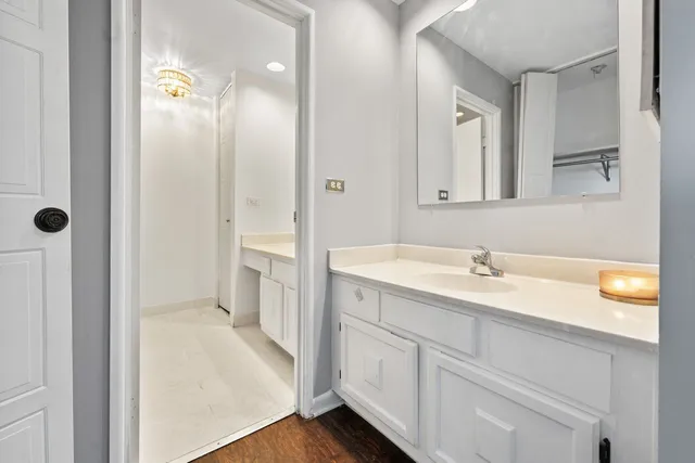 $390,000 | 430 Swan Court, Deerfield, IL 60015