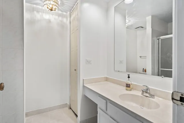 $390,000 | 430 Swan Court, Deerfield, IL 60015