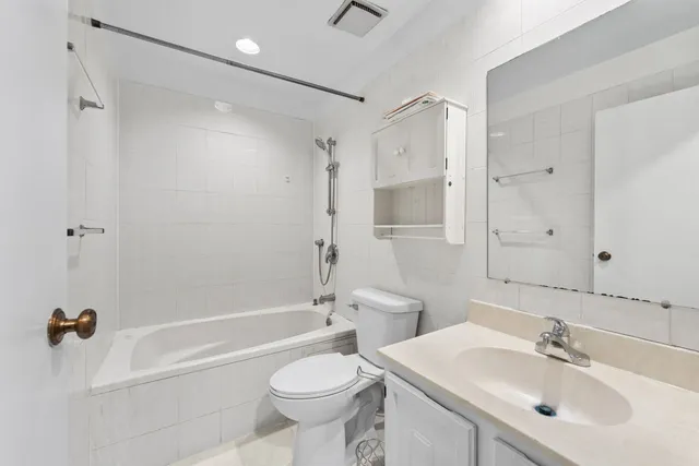 $390,000 | 430 Swan Court, Deerfield, IL 60015