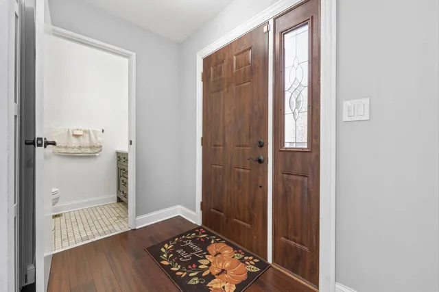 $390,000 | 430 Swan Court, Deerfield, IL 60015