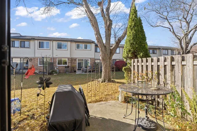 $390,000 | 430 Swan Court, Deerfield, IL 60015