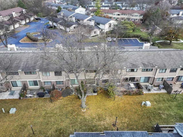 $390,000 | 430 Swan Court, Deerfield, IL 60015