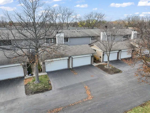 $390,000 | 430 Swan Court, Deerfield, IL 60015