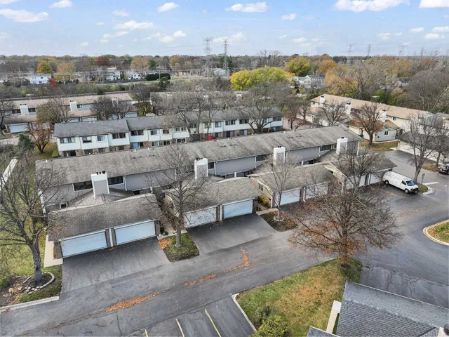 $390,000 | 430 Swan Court, Deerfield, IL 60015