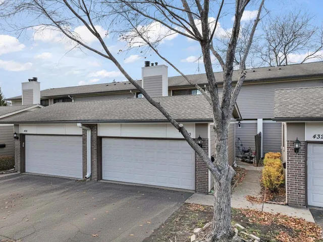 $390,000 | 430 Swan Court, Deerfield, IL 60015