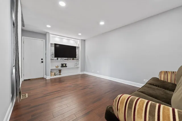 $390,000 | 430 Swan Court, Deerfield, IL 60015