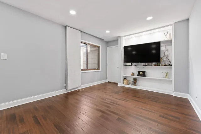 $390,000 | 430 Swan Court, Deerfield, IL 60015