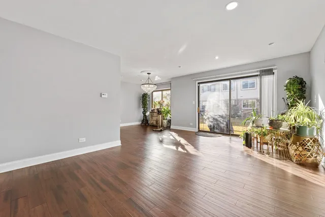 $390,000 | 430 Swan Court, Deerfield, IL 60015