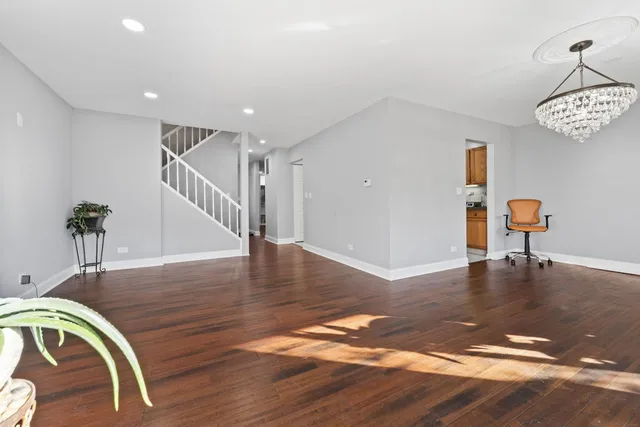 $390,000 | 430 Swan Court, Deerfield, IL 60015