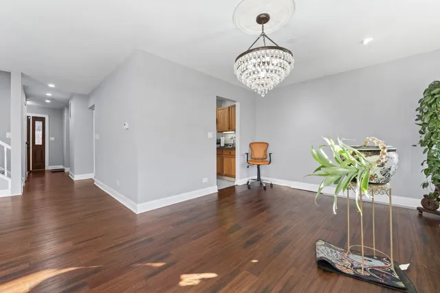 $390,000 | 430 Swan Court, Deerfield, IL 60015