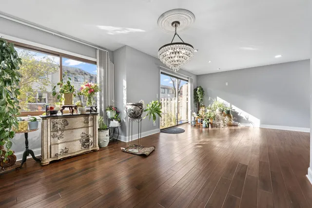 $390,000 | 430 Swan Court, Deerfield, IL 60015