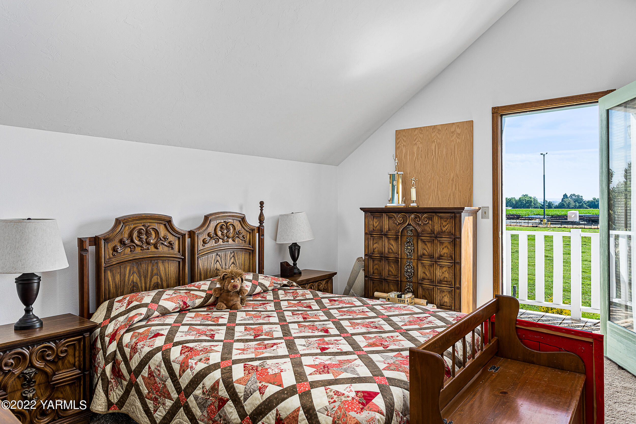 1991 Sheller Road Sunnyside, WA 98944 - Photo 18 of 33 Guest Room with Private Patio