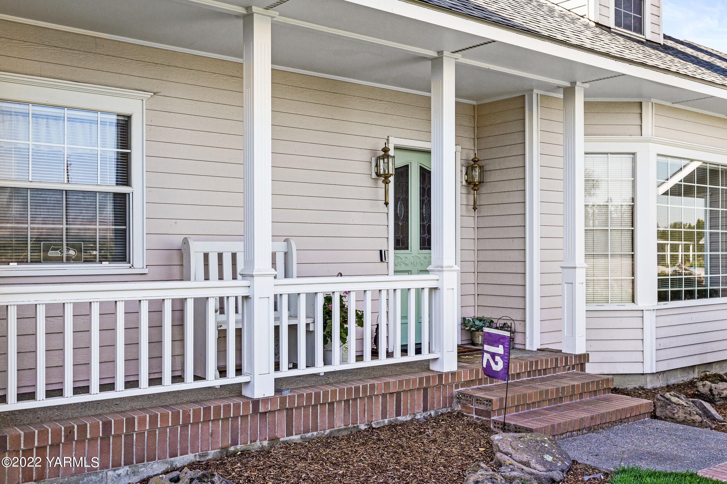 1991 Sheller Road Sunnyside, WA 98944 - Photo 3 of 33 Perfect Porch for a good book